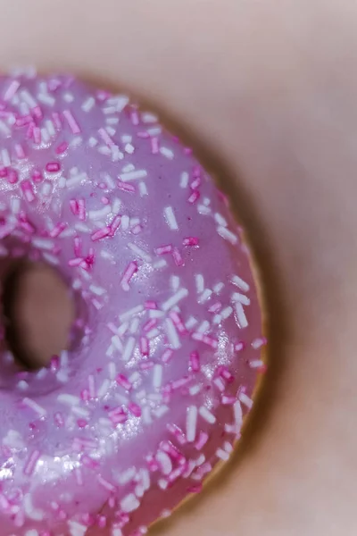 Die Großaufnahme Des Donuts Mit Violettem Sahnehäubchen Und Farbigen Streuseln — Stockfoto