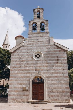 Budva, Karadağ - 18 Eylül 2021: Kutsal Üçlemeci Ortodoks kilisesi Eski Şehir 'de, Kale' nin önünde yer almaktadır. Binanın merkezine hükmeden bir kubbe ve detayların bol olduğu cepheler.