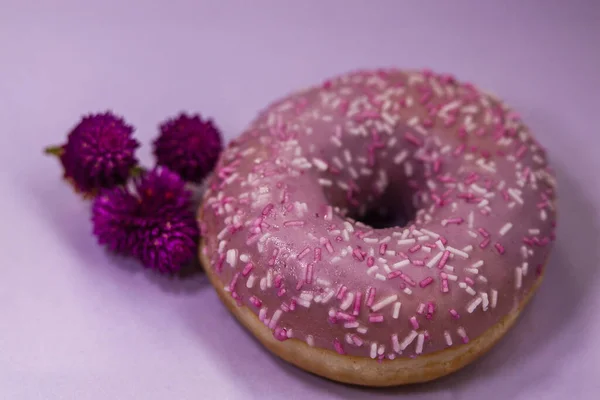 Donut Und Lila Sahnehäubchen Und Farbige Streusel Auf Lila Hintergrund — Stockfoto