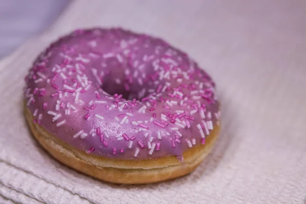 Donut Purple Icing Colored Sprinkles White Napkin Tasty Delicious Fat — Stock Photo, Image