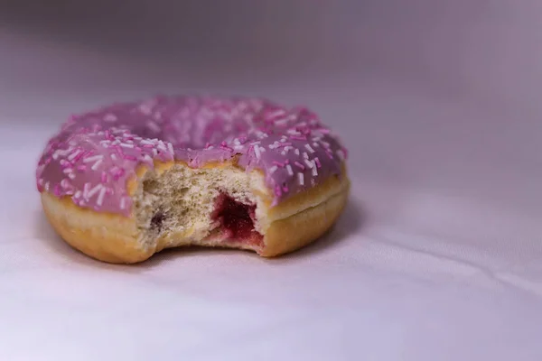 Donut Mit Violettem Sahnehäubchen Und Farbigen Streuseln Auf Weißem Hintergrund — Stockfoto