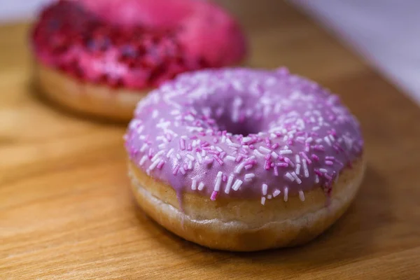 Donuts Mit Rosa Und Violettem Zuckerguss Und Farbigen Streusel Mit — Stockfoto