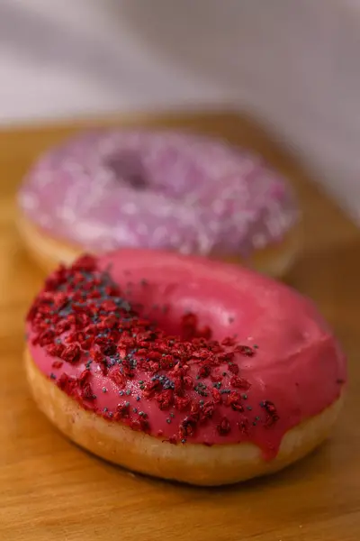 Donuts Mit Rosa Und Violettem Zuckerguss Und Farbigen Streusel Mit — Stockfoto