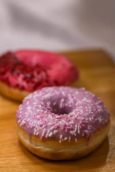 Donuts Mit Rosa Und Violettem Zuckerguss Und Farbigen Streusel Mit — Stockfoto