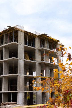 Şehirde çok katlı bir bina, beton duvarlar ve takviyeli.