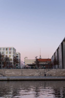 Berlin, Almanya - 25 Aralık 2021: Reichstag binası yakınlarındaki Paul-Lobe-Haus binası, Spree seti boyunca bir yürüyüş