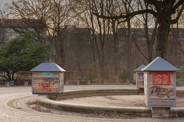 Rundbrunnen Delphinbrunnen in in Volkspark Friedrichshain — Stockfoto