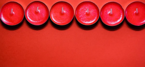 Червоні свічки на червоному тлі — стокове фото