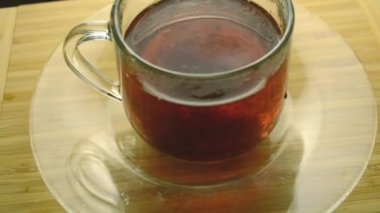 Çay yaprakları temiz bir bardakta dönüyor.