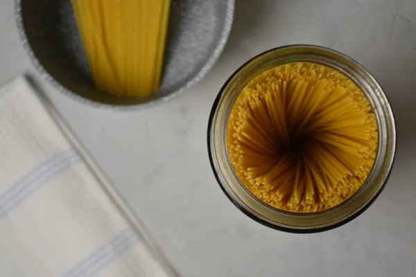 Raw spaghetti glass jar, top view — 스톡 사진