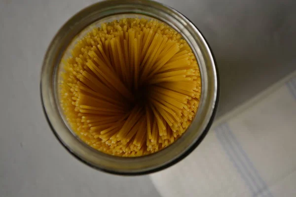 Raw spaghetti glass jar, top view — Stock Photo, Image