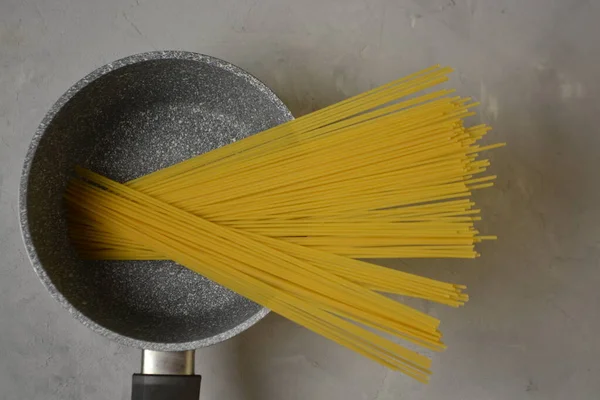 Spaghetti mentah dibungkus dengan tali pada latar belakang hitam, tutup — Stok Foto
