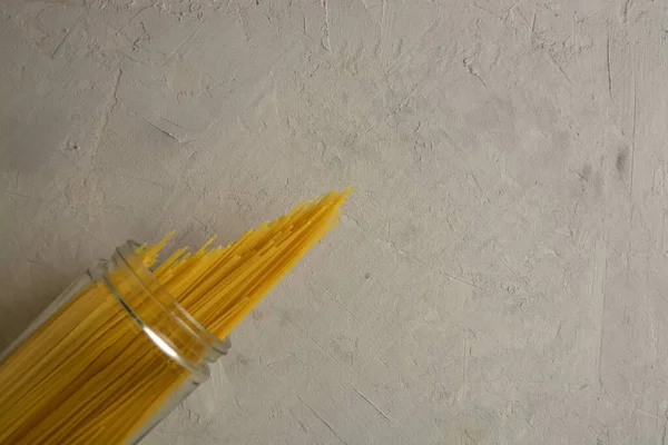 Nyers spagetti kötéllel fekete alapon, közelről — Stock Fotó