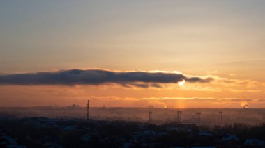 Şehrin üzerinde gün batımı. Yukarıdan bak. Şehir konsepti