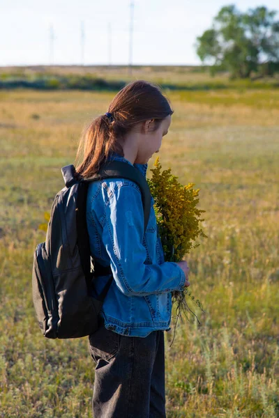 Una Niña Verano Campo Con Ramo Flores Amarillentas Una Niña — Foto de Stock