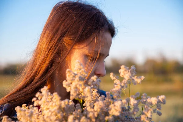 Een Meisje Met Een Boeket Witte Wilde Bloemen Een Zomerveld — Stockfoto