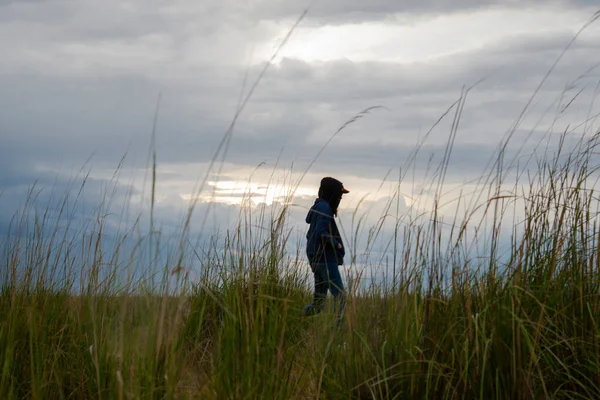 Een Eenzaam Silhouet Van Een Tiener Slecht Weer Een Veld — Stockfoto