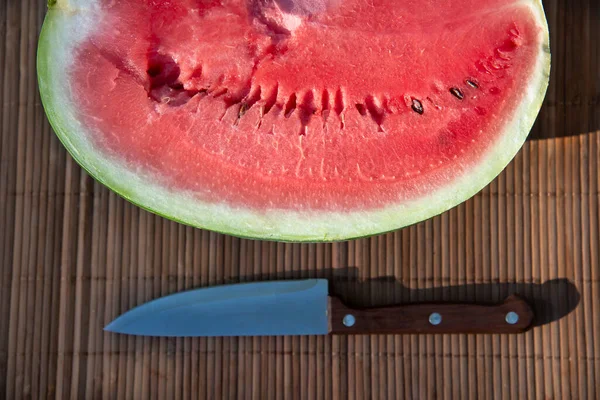 Morceau Pastèque Tranché Rouge Couteau Sur Tapis Bambou Concept Fruits — Photo