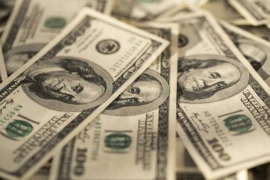 100 dolarlık banknotlar dağılmış. Yakın plan. Para kavramı..