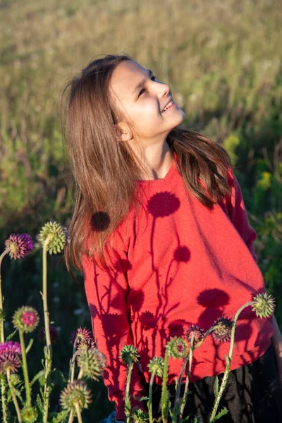 Улыбающаяся Девочка Подросток Длинными Волосами Девушка Красной Куртке Летнем Поле — стоковое фото