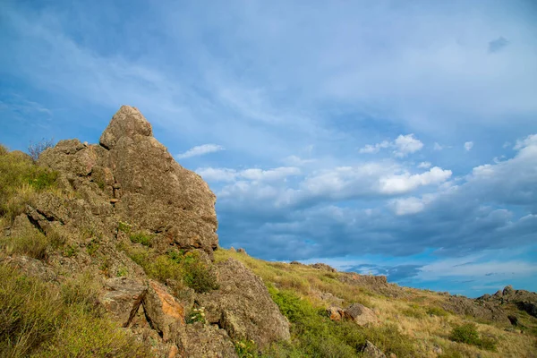 夏天多山的风景 绿树成荫的岩石 映衬着蓝天 黄金时刻 性质的概念 — 图库照片