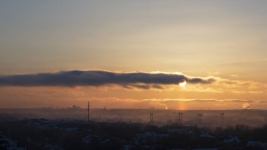 Şehrin üzerinde gün batımı. Yukarıdan bak. Şehir konsepti