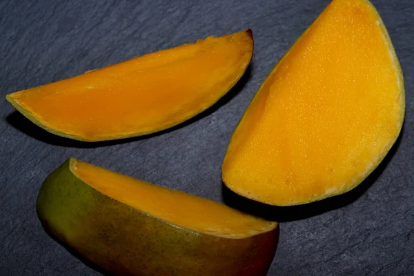 Yellow Juicy Pieces Mango Black Background Food Fruit Background — Stock Photo, Image