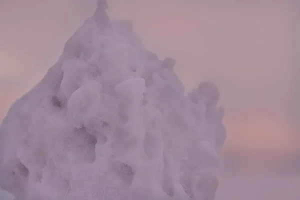 Une Grosse Boule Neige Contre Ciel Rose Couchant Résumé Fond — Photo