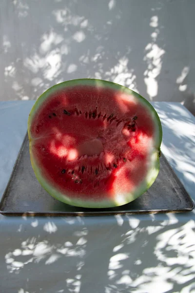 Eine Halbe Rote Wassermelone Auf Einem Weißen Tisch Schatten Der — Stockfoto
