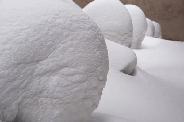 Στρογγυλές Χιονοπτώσεις Στέκονται Στη Σειρά Γεωμετρική Πατεράδα Αφηρημένο Φυσικό Υπόβαθρο — Φωτογραφία Αρχείου