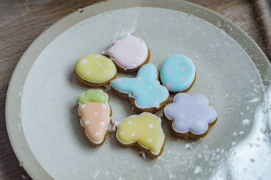 Yumurta şeklinde zencefilli kurabiye ve Paskalya tavşanı. Bahar çiçekleriyle Paskalya arkaplanı.