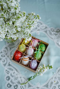 Renkli Paskalya yumurtaları. Renkli paskalya yumurtalarını sepete koy ve bahar çiçeklerine.