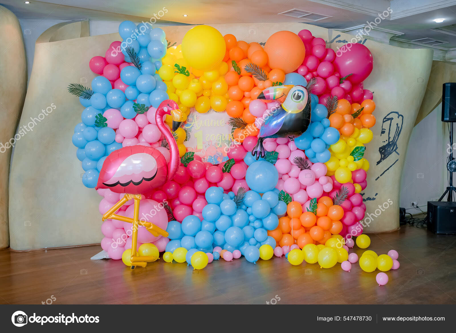 Cartas Festivas Decoración Fondo Diciendo Uno Globos Colores Estudio Tema —  Foto de stock #547478730 © JulkaF@ukr.net, image size:1600x1167