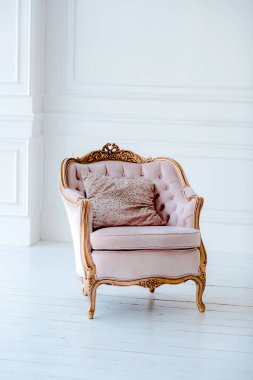 Beyaz iç kısımda sanat deco tarzında pembe sandalye.