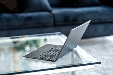 Mac, dizüstü bilgisayar, ofis malzemeleri, kamera, evde veya stüdyoda yapışkan notlar içeren lüks çalışma alanı