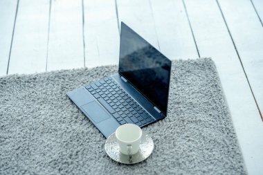 Mac, dizüstü bilgisayar, ofis malzemeleri, kamera, evde veya stüdyoda yapışkan notlar içeren lüks çalışma alanı