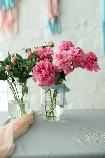 Peonías Rosadas Jarrón Cristal Flores Mesa Blanca Cerca Ventana Luz — Foto de Stock