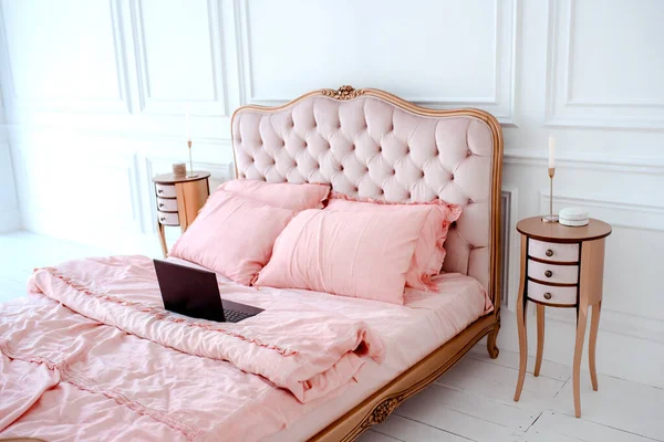ピンクアール デコのベッドルームに美しいリネン — ストック写真