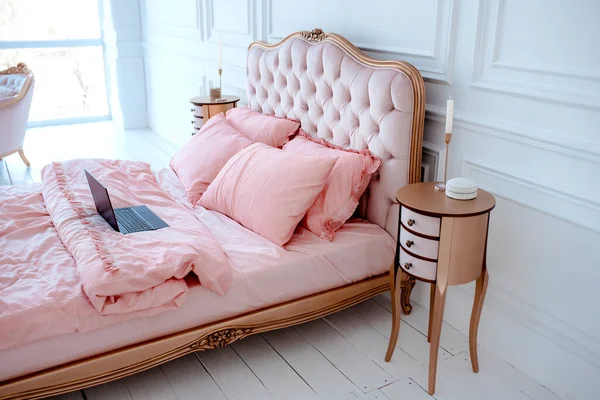 Cama Art Deco Rosa Com Lindos Lençóis Quarto Branco — Fotografia de Stock