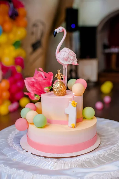 Urodzinowy Tort Jadalną Różową Figurą Flaminga Wierzchu Urodziny Małej Dziewczynki — Zdjęcie stockowe