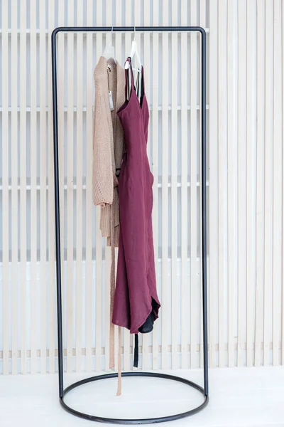 Стильное Фиолетовое Белье Стойка Стильной Женской Одеждой Дизайн Интерьера Весной — стоковое фото