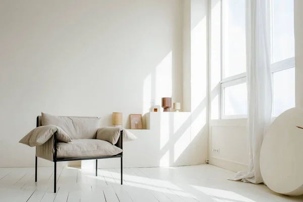 インテリアデザイン 白いトーンで明るい部屋のインテリア 綿の木と日光 — ストック写真