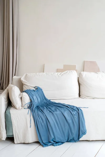 白いトーンとスタイリッシュな女性のドレスと日光の明るい部屋のインテリア インテリアデザイン — ストック写真