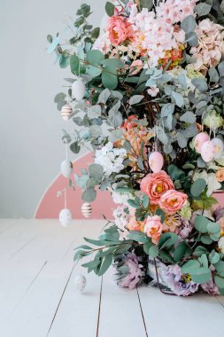 Çiçekli ev dekorasyonu. Paskalya yumurtası avında çok renkli yumurta..