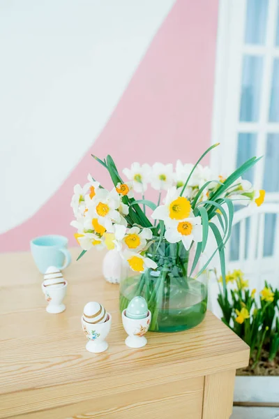 Decoração Casa Com Flores Ovo Multicolorido Caça Ovo Páscoa Jardim — Fotografia de Stock