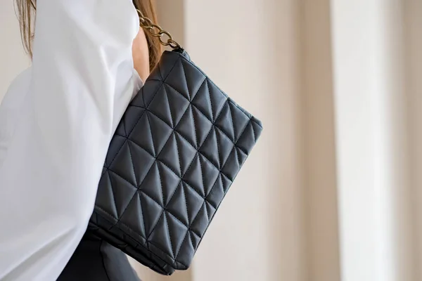 黒のバッグと流行の衣装の女性 屋外でバッグを持っている女の子 女性用ショルダーバッグ ファッションルックの女性の服 スタイリッシュな女性のベージュのハンドバッグ — ストック写真