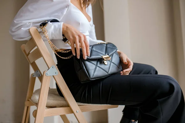 Traje Moda Mujer Con Bolsa Negra Chica Con Bolsa Sobre Foto de stock 560160090 JulkaF ukr