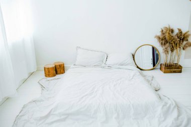 Beyaz tonlarda parlak bir oda. Pamuk ağacı ahşap ve güneş ışığı. İç tasarım.