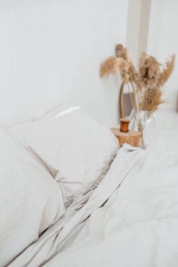 Beyaz tonlarda parlak bir oda ve ahşap ve güneş ışığıyla güneş ışığı. İç tasarım.