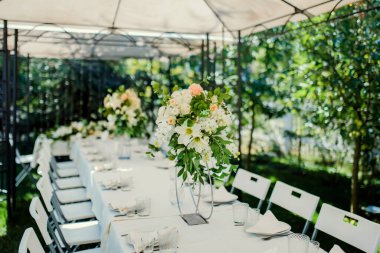 Düğün masası. Düğün töreni için taze çiçek süslemeleri.